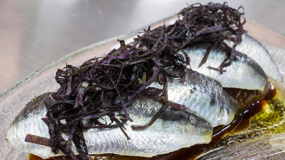 Pere Planagumà enseña cómo preparar sardinas con berenjenas.