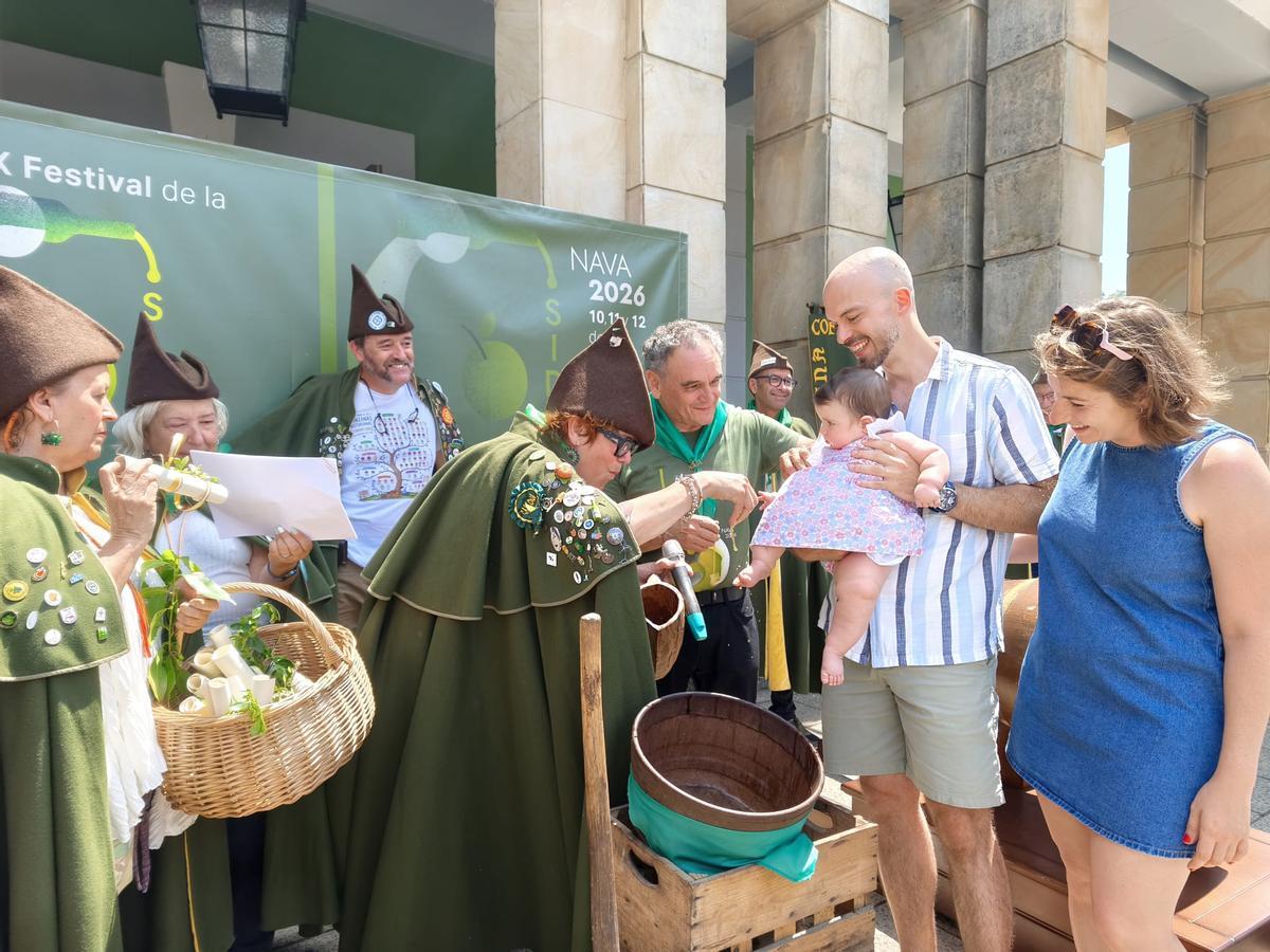 El bautismo sidrero de una veintena de bebés en el Festival de la Sidra de Nava, en imágenes