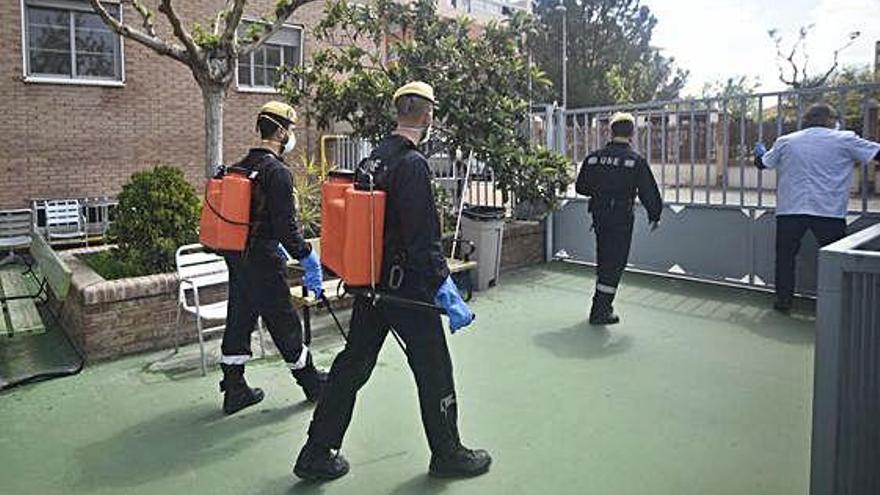 Miembros de la UME realizan labores de desinfección en la residencia Virgen de la Fuensanta.