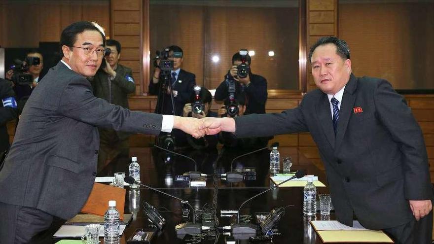 Apretón de manos entre el ministro surcoreano de Unificación, Cho Myoung-gyun, a la izquierda, y su homólogo norcoreano, Ri Son Gwon, tras el encuentro de ayer en Panmunjom. // AFP