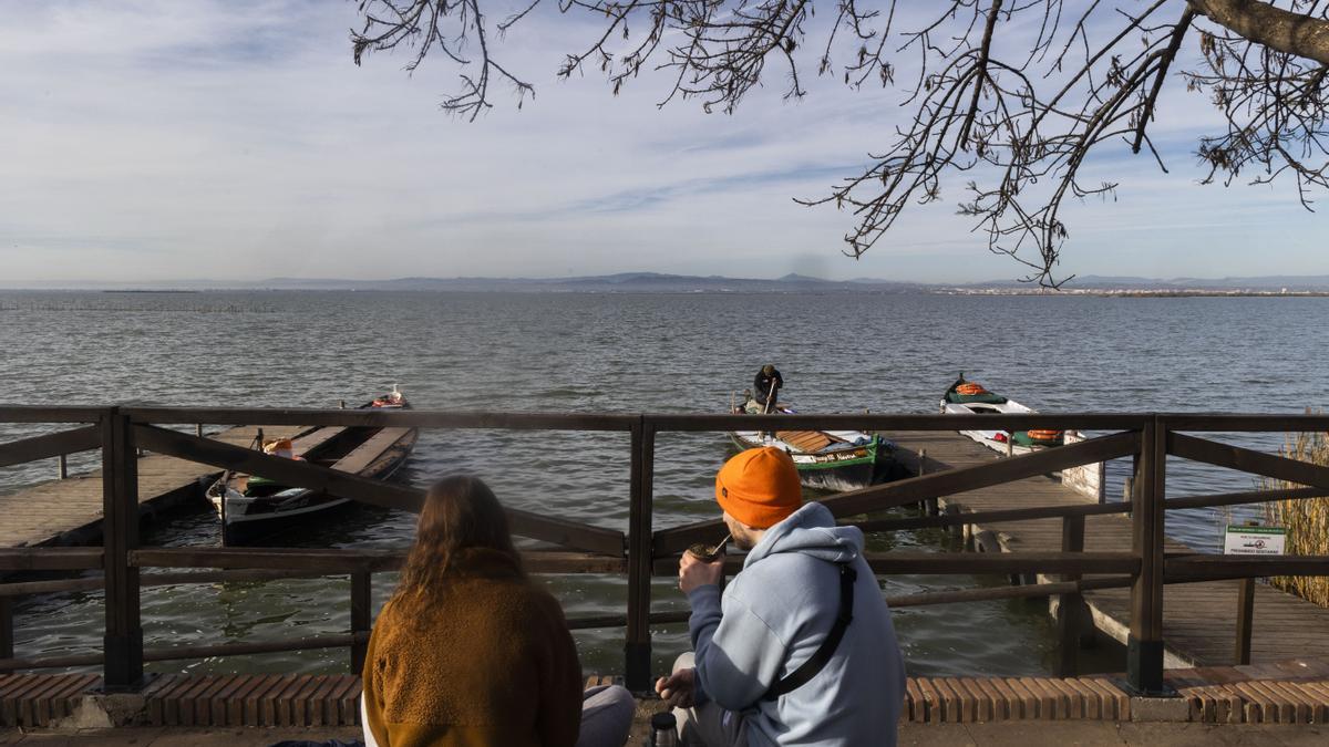 Panoràmica del llac de l’Albufera durant la inundació hivernal dels arrossars, més extensa enguany