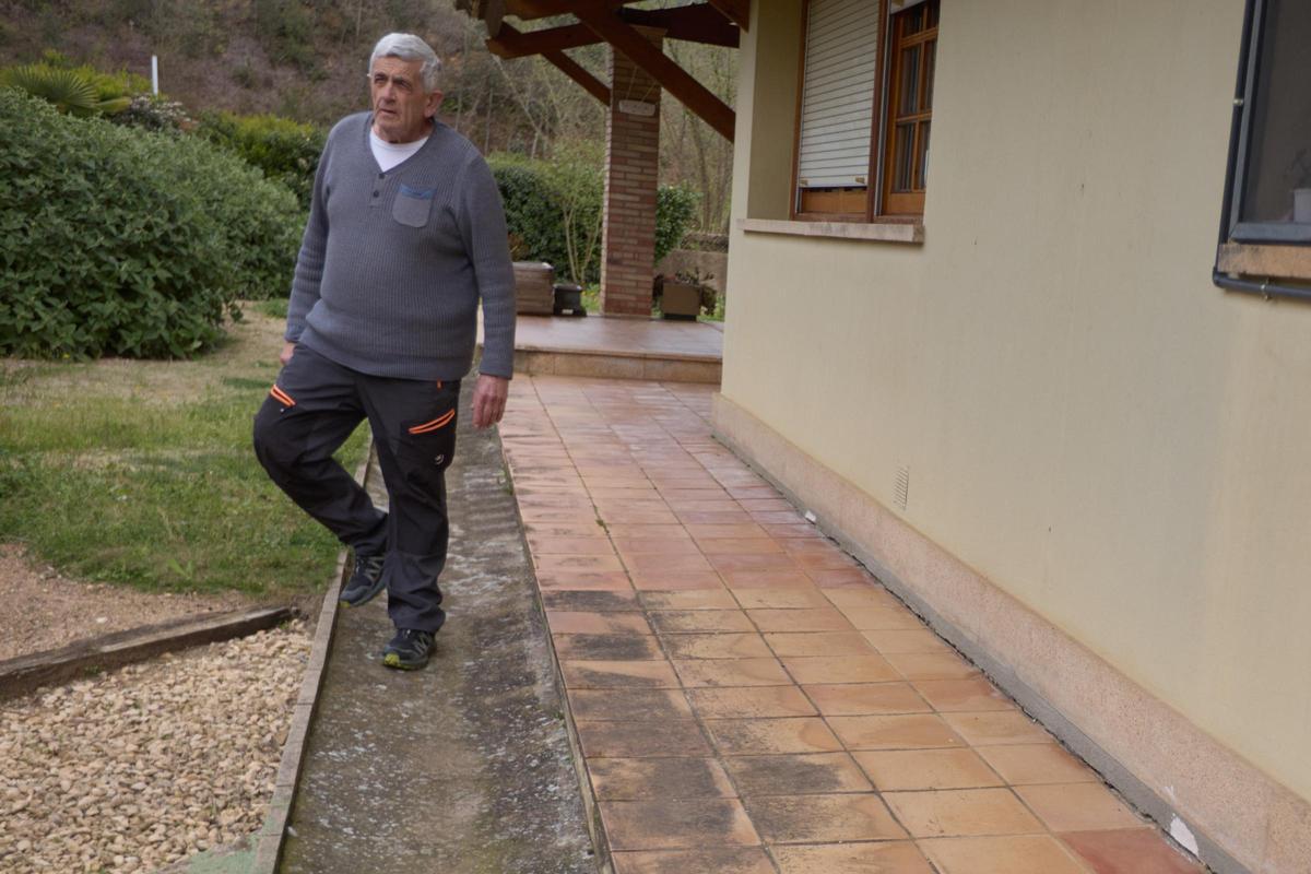 Les fotos dels desperfectes en una casa per les obres de la variant d'Anglès