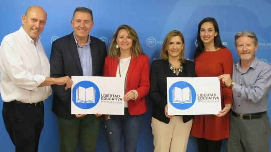 Concejales del PP con la campaña educativa.