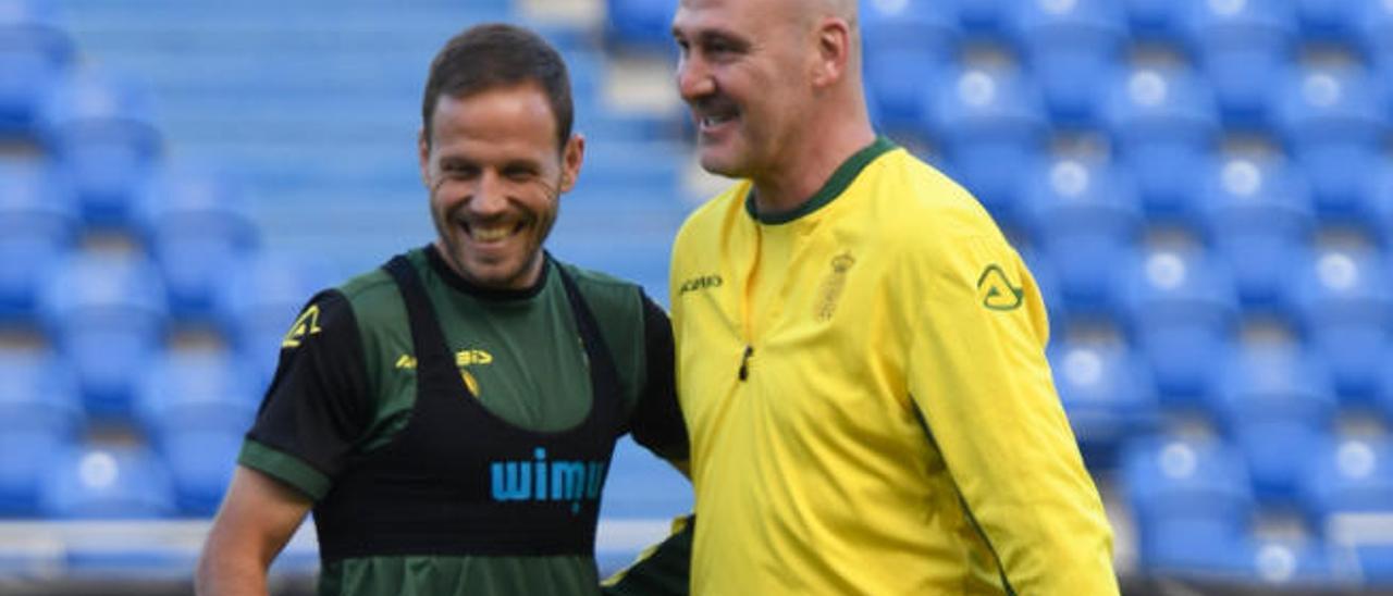 Roberto Ríos, segundo entrenador de la UD, junto a Dani Castellano.