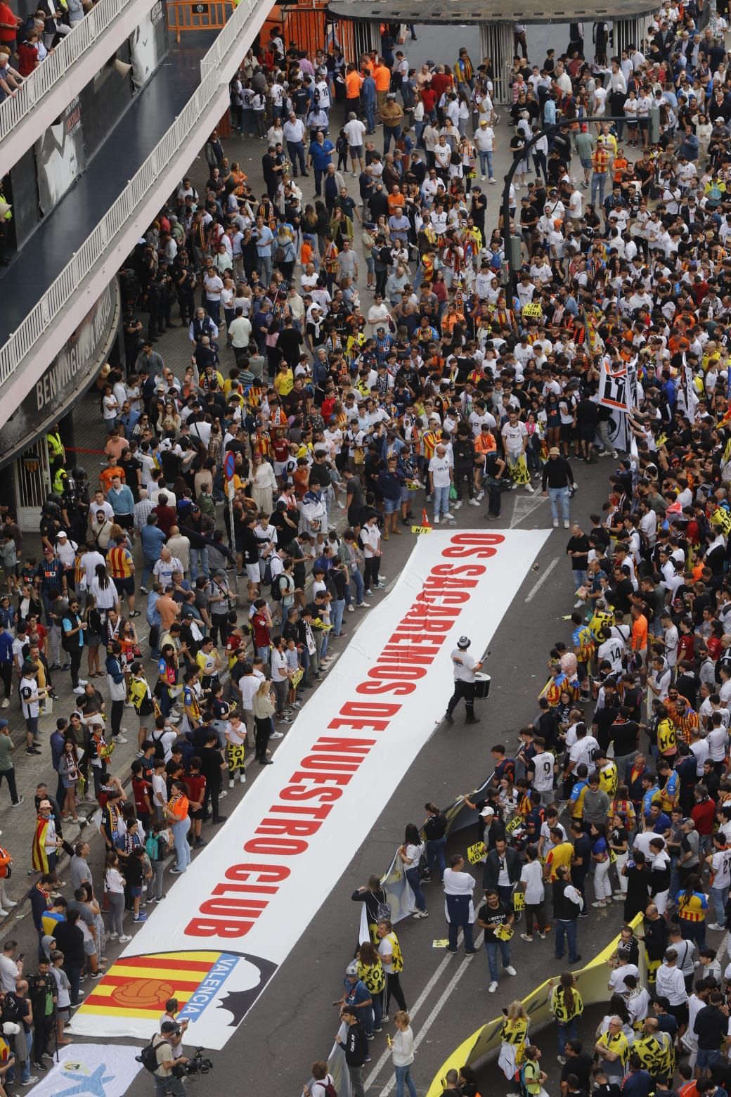 La afición del Valencia CF protesta ante Mestalla contra Peter Lim