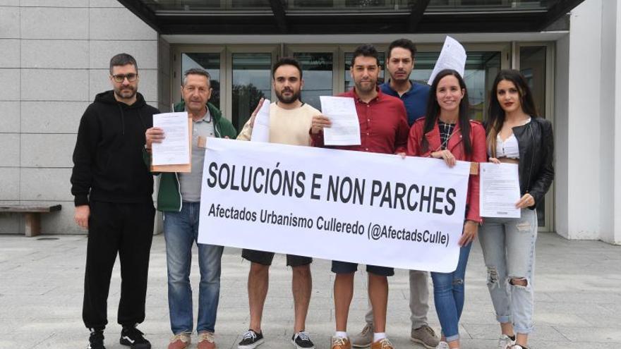 Afectados por demoras en licencias protestan ante el Concello, el pasado mes de junio. |   // CARLOS PARDELLAS