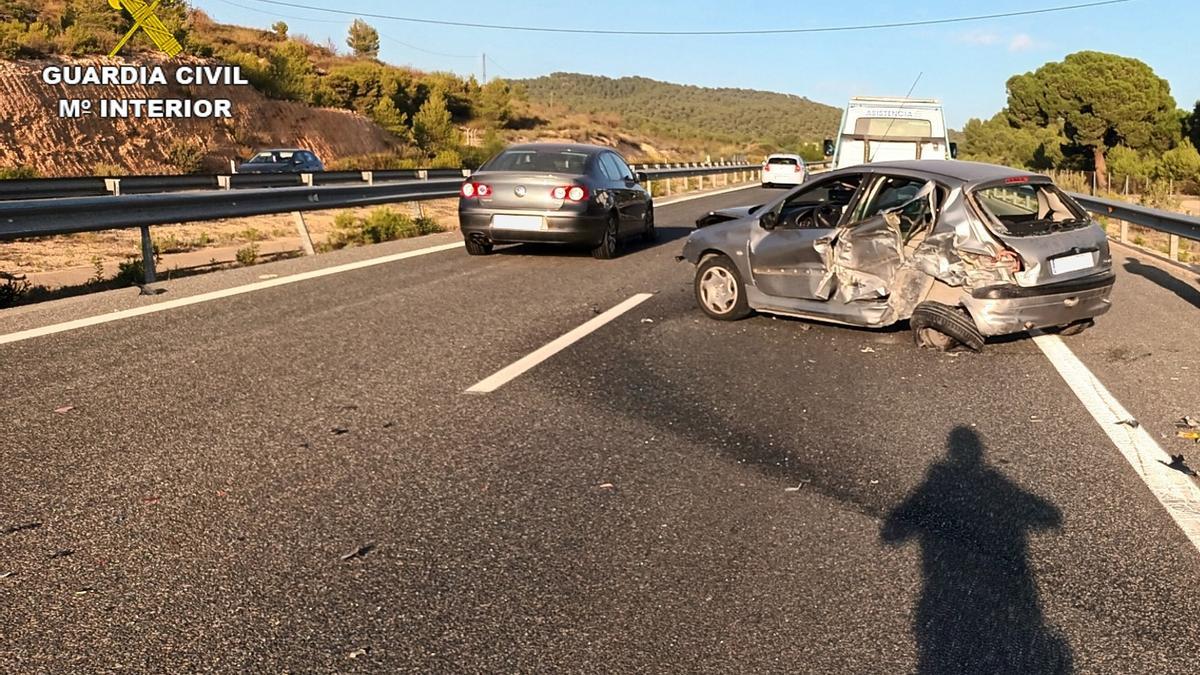 Estado del vehículo golpeado en la autovía CV-80 de Sax-Castalla en el término municipal de Biar.