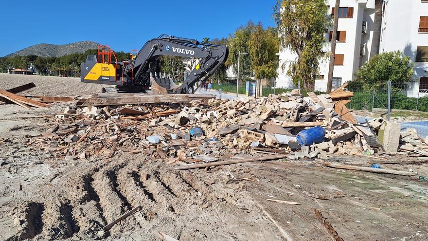 Comienza el derribo de los seis balnearios de la playa de Alcúdia, que serán sustituidos por otros nuevos