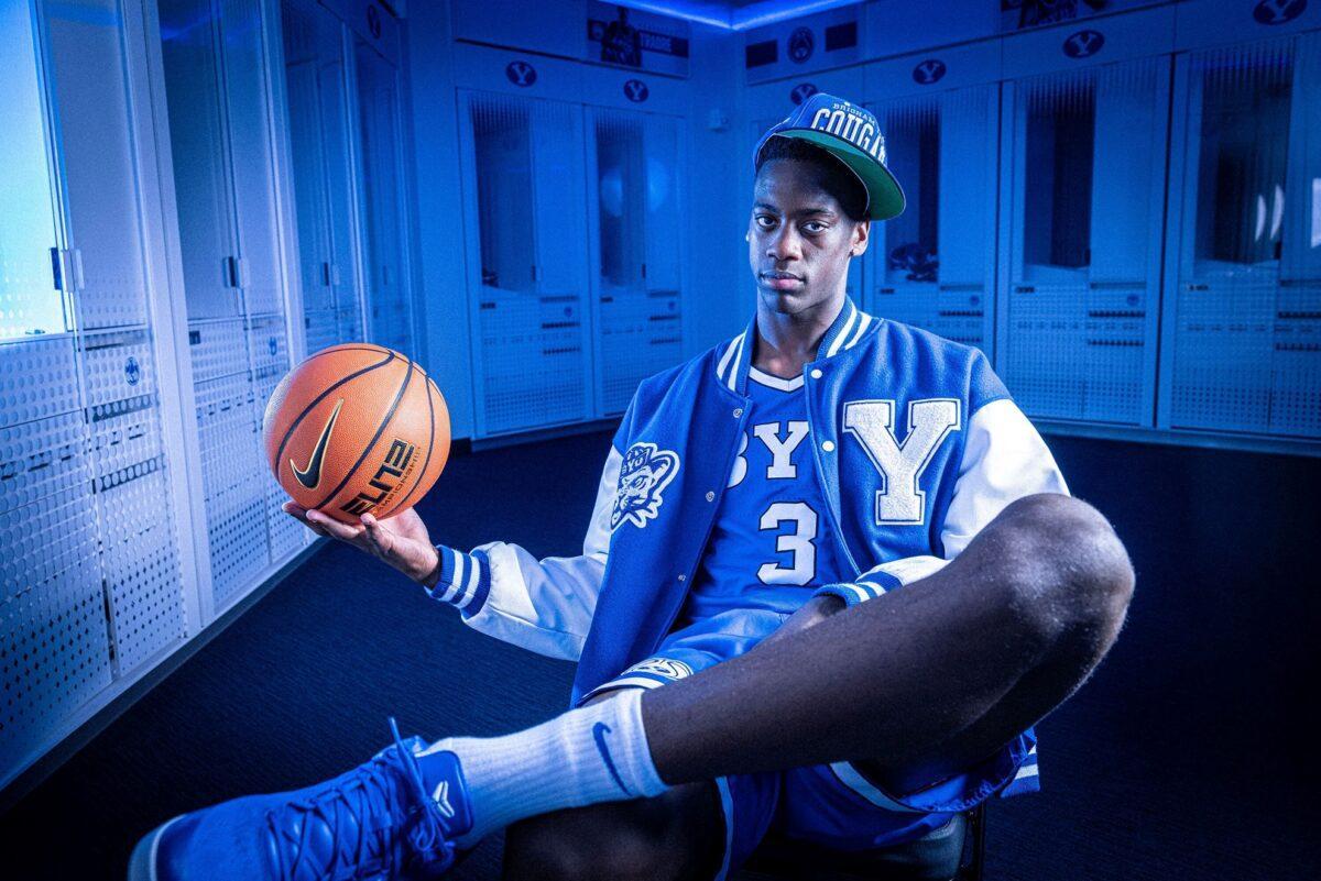 A.J Dybantsa posando en su presentación con la BYU