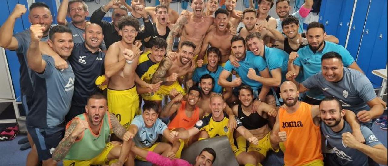 Los jugadores del Baleares celebran la permanencia en el vestuario.