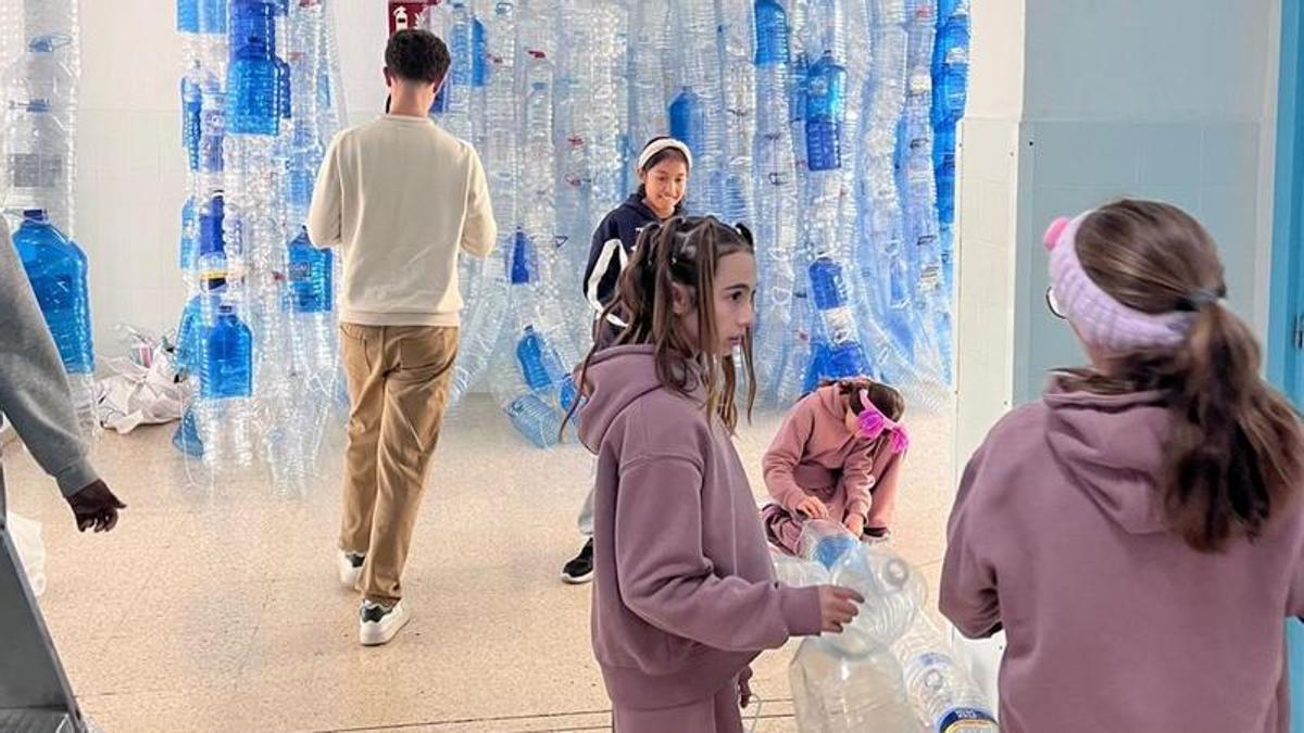 Alumnos de Ibiza transforman garrafas de plástico en una lección sobre el agua.