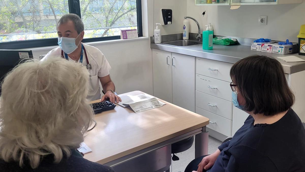 El doctor Castro, en una visita amb una pacient i la seva mare.