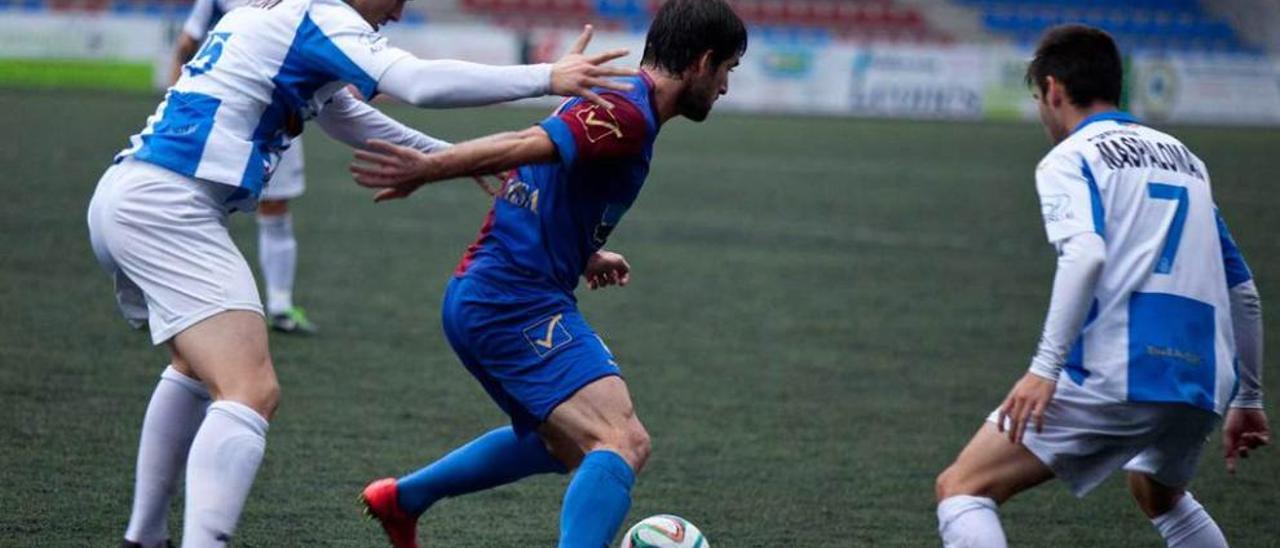 Ortiz controla un balón ante Borja García y Jandro.