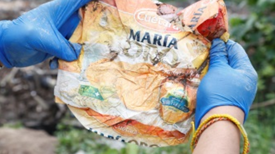 Envase de galletas hallado en un vertedero del municipio malayo de Teluk Panglima Garang.