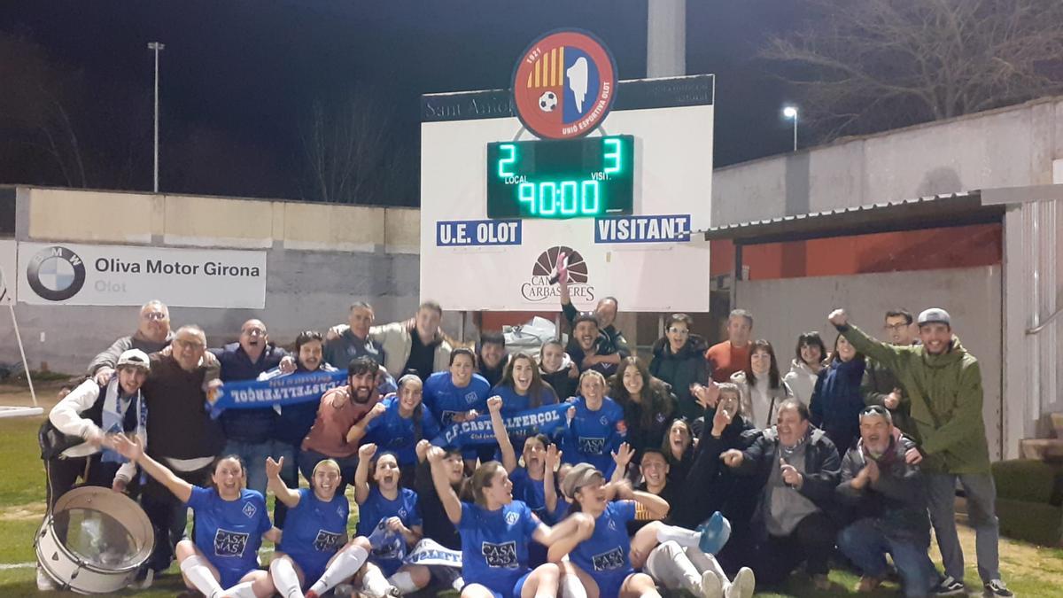 Les jugadores i els tècnics del CF Castellterçol posen després del partit amb l'històric marcador assolit al Municipal d'Olot