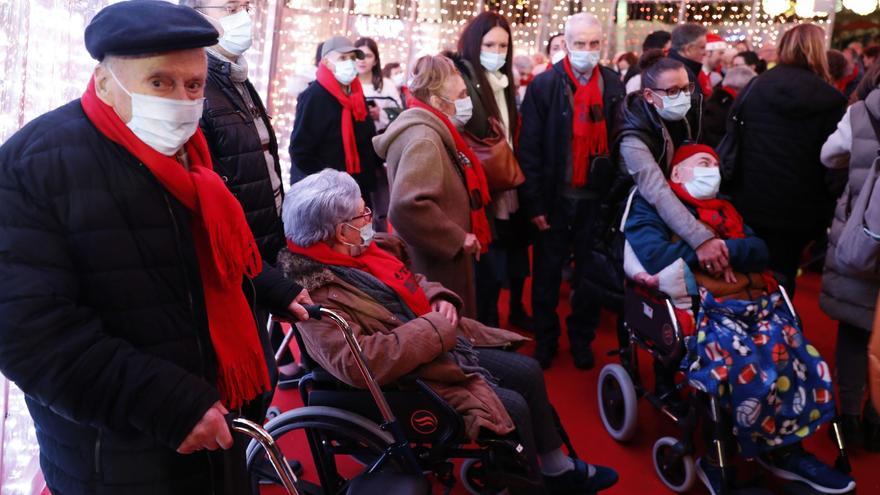 Los mayores de las residencias de Vigo 'viajan' a las luces: "Precioso... de aquí al cielo"