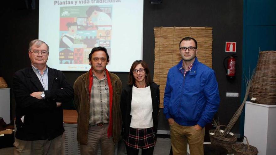 De izquierda a derecha, Tomás Emilio Díaz, Álvaro Bueno, Reyes Álvarez y Pedro Avello, ayer, en el salón de audiovisuales del Botánico.