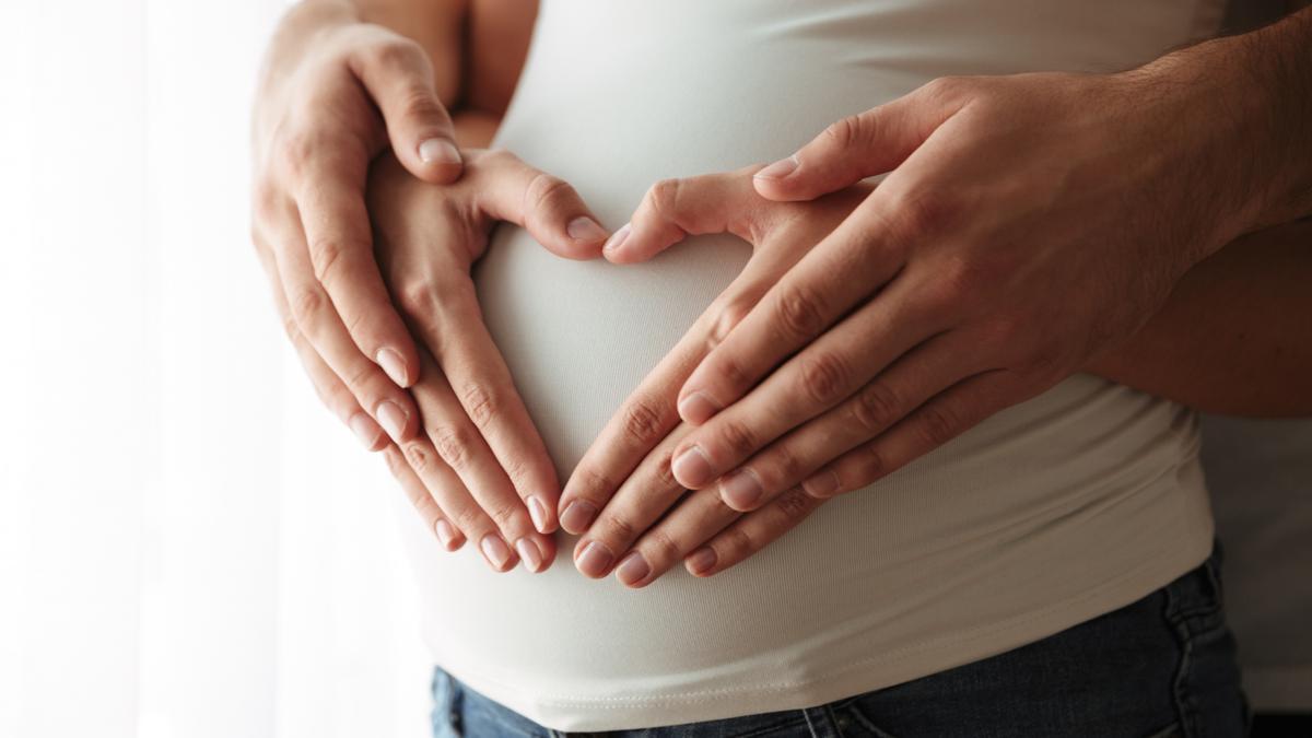 Las mujeres nacen con un determinado número de óvulos, la reserva ovárica, que va disminuyendo con cada ciclo menstrual.
