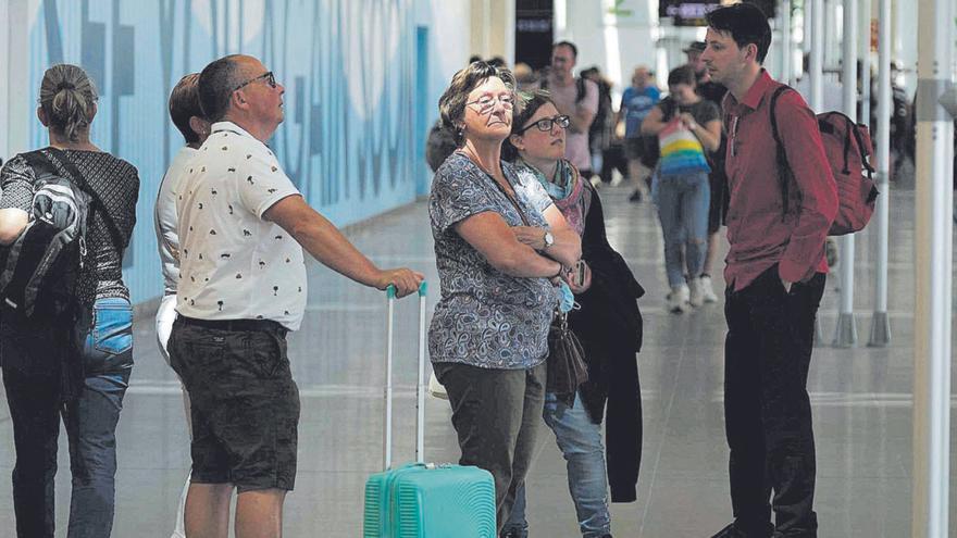Turistas en el aeropuerto Tenerife Sur. | |