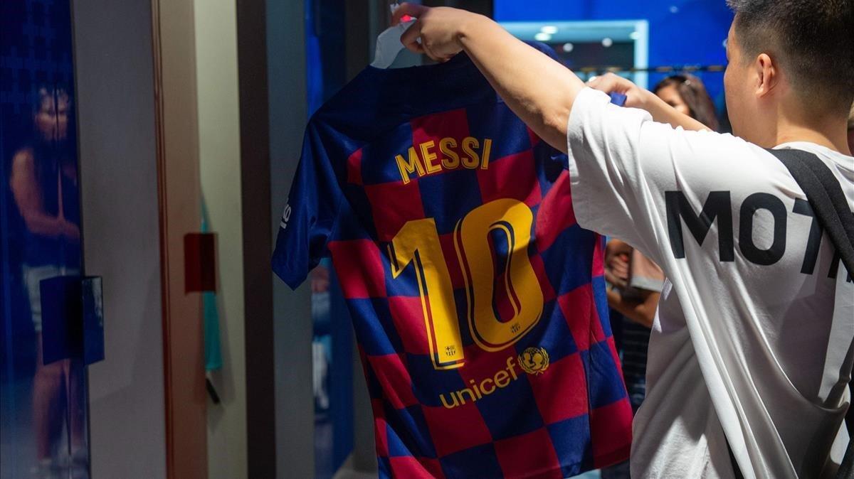 rpaniagua49304426 a customer cheecks out a new barcelona fc home kit jersey be190802201804 rpaniagua49304426 a customer cheecks out a new barcelona fc home kit jersey be190802201804