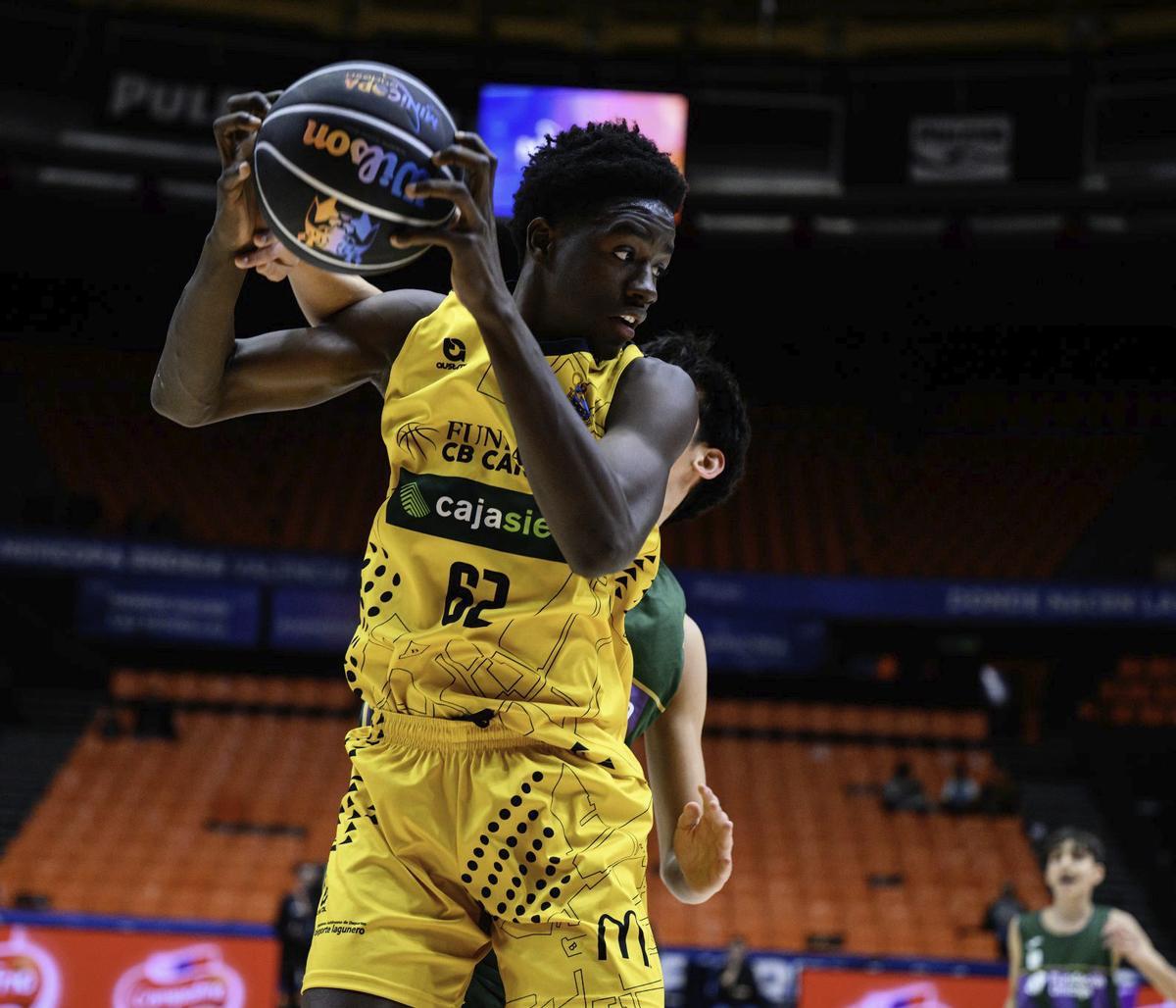 Maiga se hace con uno de los 38 rebotes que capturó ayer. |