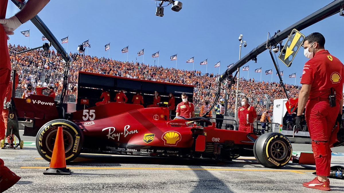 Carlos Sainz, frente al box de Ferrari en Zandvoort