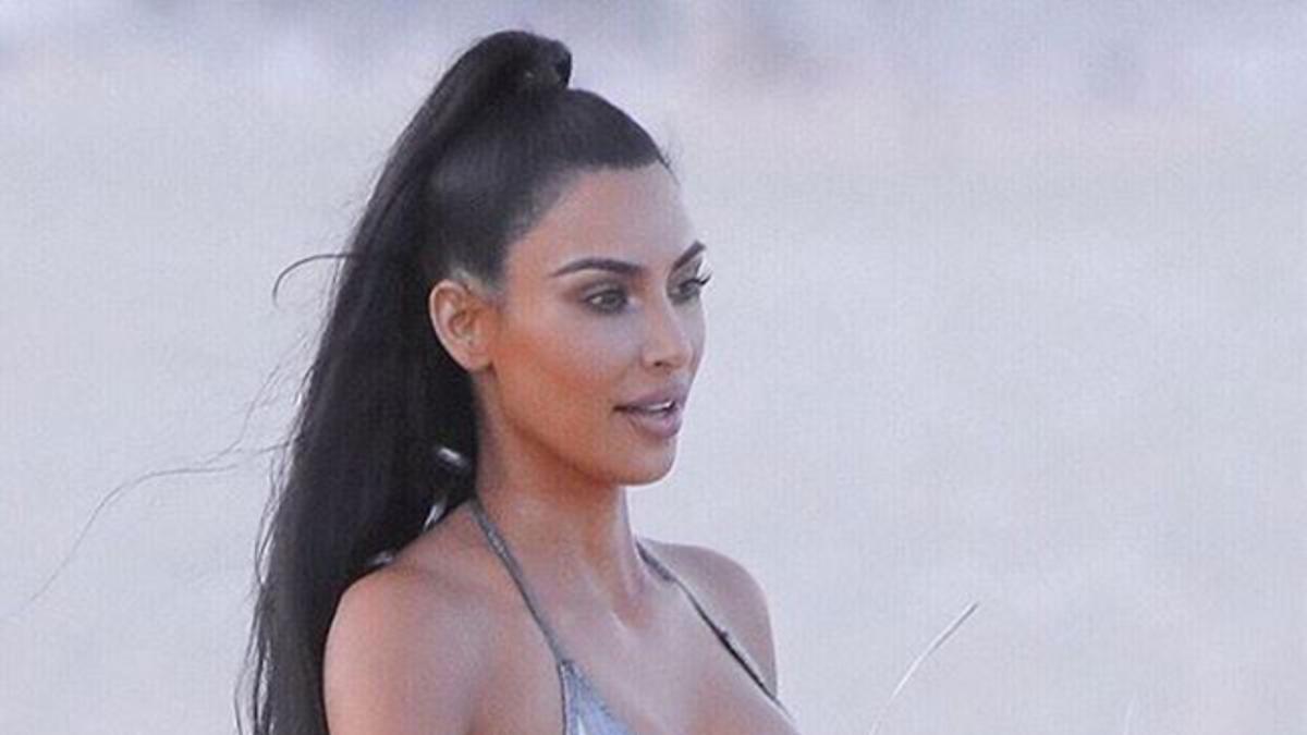 Kim Kardashian paseando por la playa