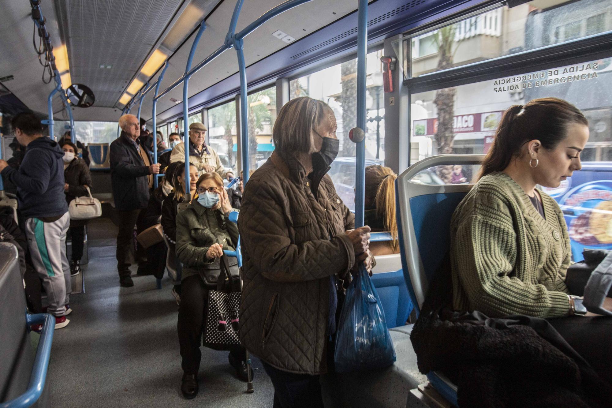 Hoy ya no hay que llevar la mascarilla en los transportes públicos