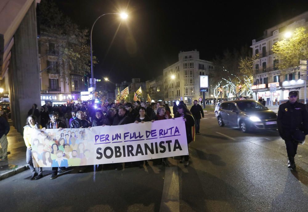 Rund 1.500 Personen sind am Freitagabend (30.12.) auf Mallorca auf die Straße gegangen, um politische Eigenständigkeit für die "Països Catalans", also die katalanischsprachigen Landesteile Katalonien und Balearen, innerhalb Spaniens zu fordern.