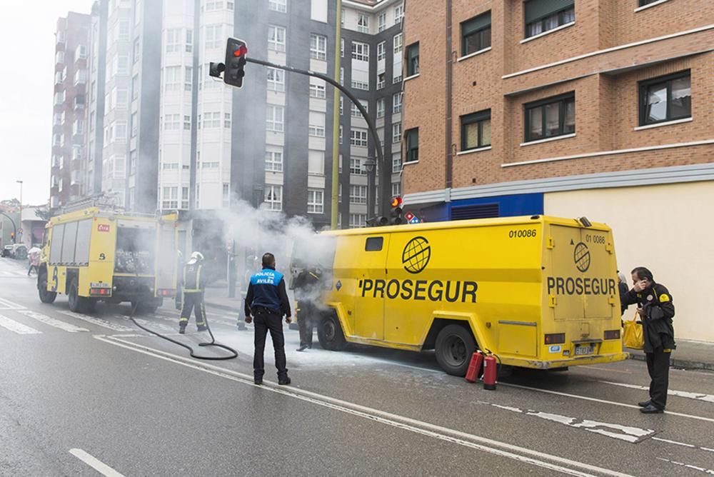 Bomberos trabajan en la extinción de un incendio en un camión blindado