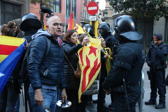 Protesta per la presència de Felip VI a Barcelona sota un fort dispositiu de seguretat