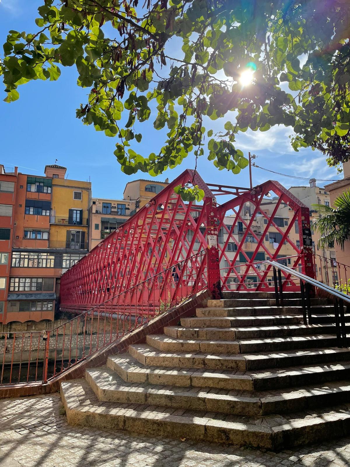 Las escaleras de acceso al puente desde los barrios nuevos