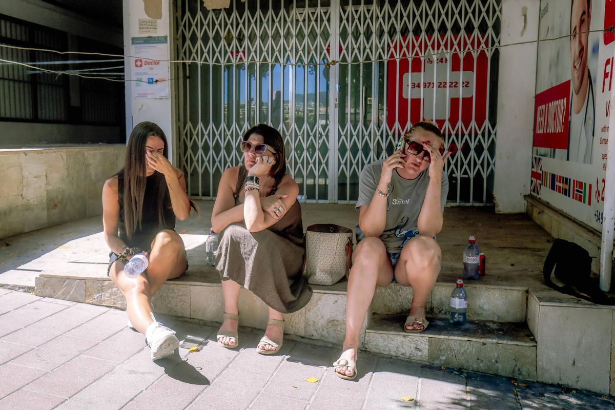 La Guardia Civil inspecciona el apartamento donde comenzó el incendio en Magaluf en busca de pruebas