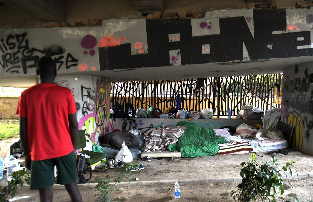 Así es la vida bajo el puente de la autovía de la A-30 en Murcia