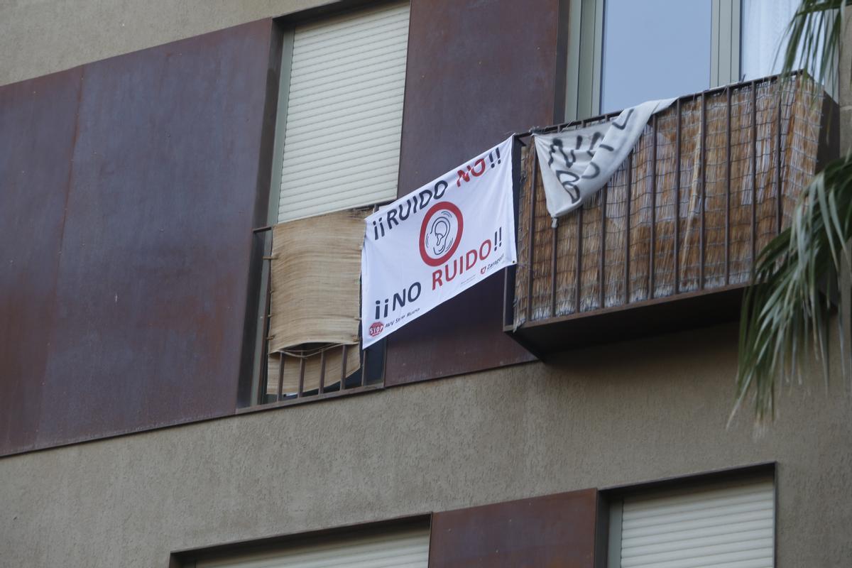 Un cartel, en la plaza Mariano de Cavia, pidiendo poner fin al ruido por las noches.