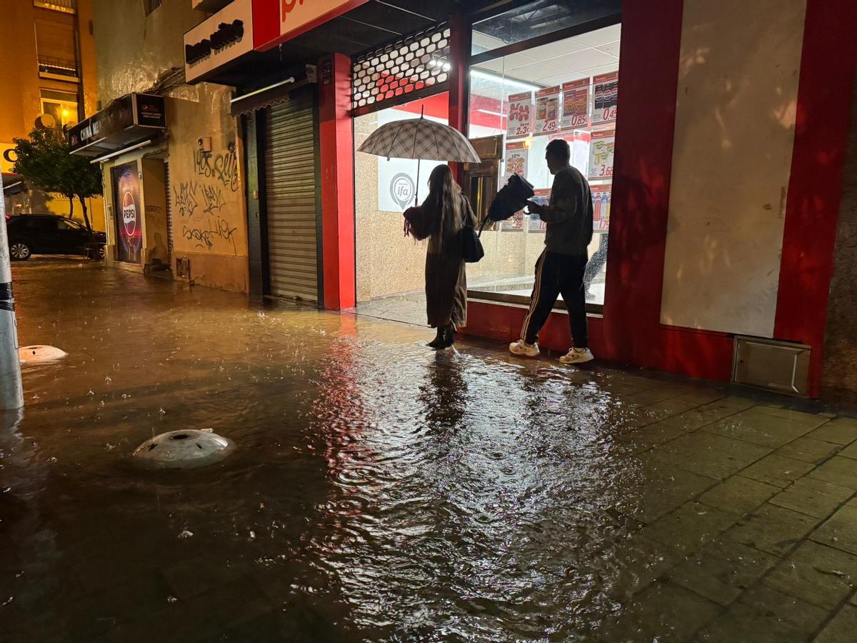 Zona comercial afectada por la lluvia en Córdoba.