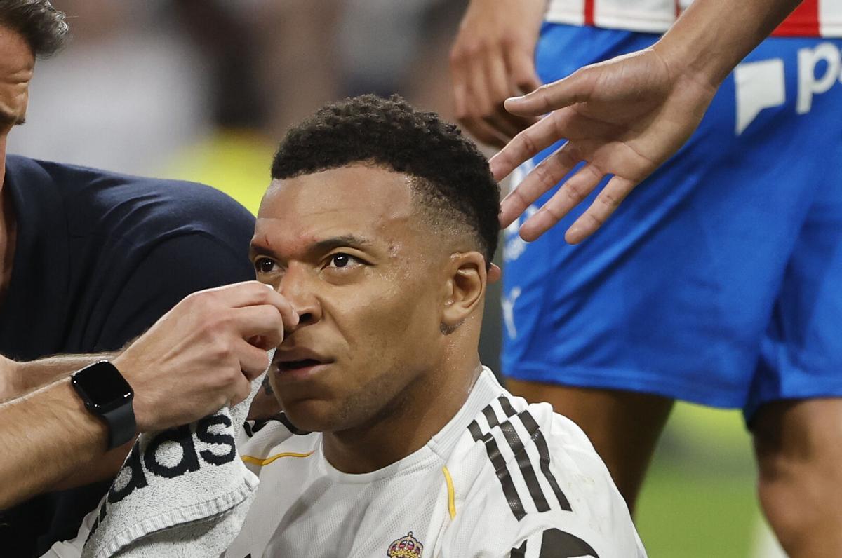 Mbappé es atendido durante el partido tras un golpe en la cara de Reis por el que reclamó penalti.