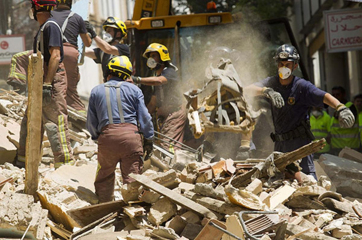 Efectius dels bombers salven dues persones atrapades entre la runa d’un edifici ensorrat, a Lleida.
