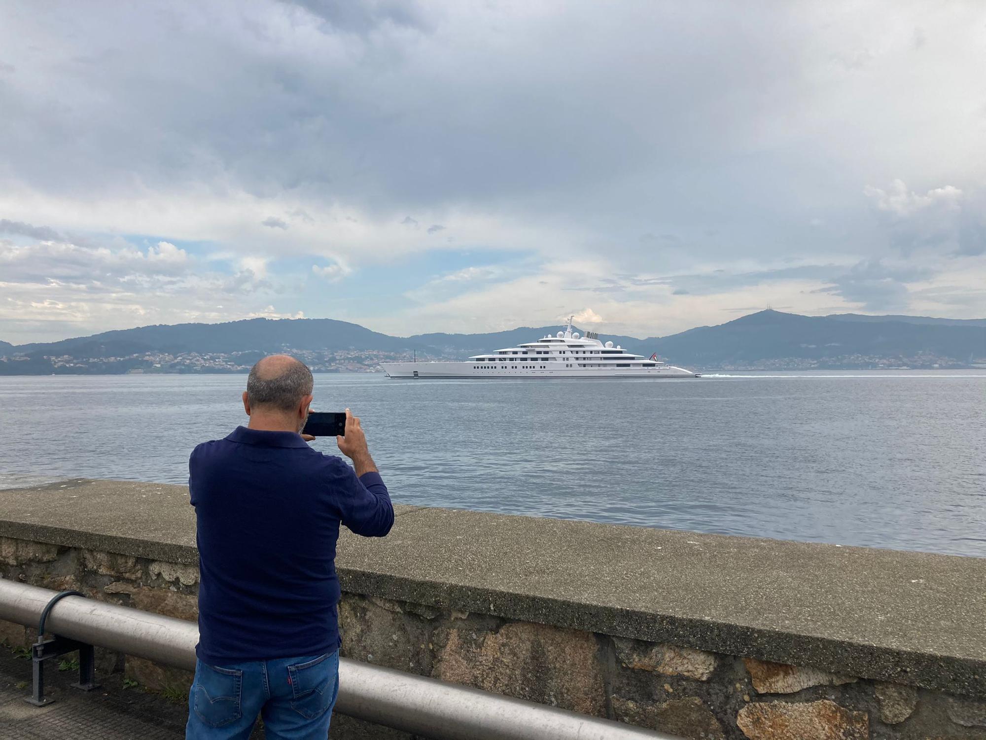 El megayate de lujo “Azzam” deja Vigo tras cinco meses de puesta a punto