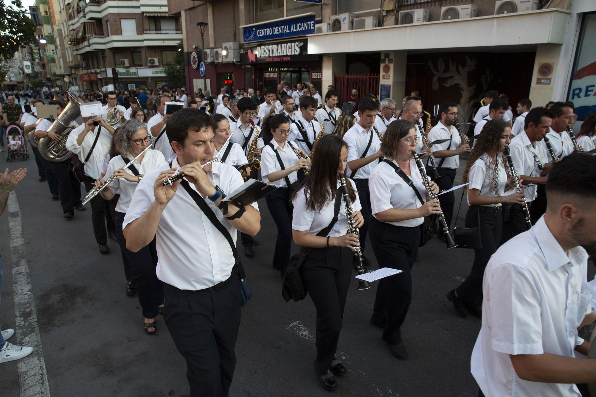 Arrancan las Fiestas de los Moros Y Cristianos de San Blas con la entrada de bandas y el Homenaje a los festeros fallecidos