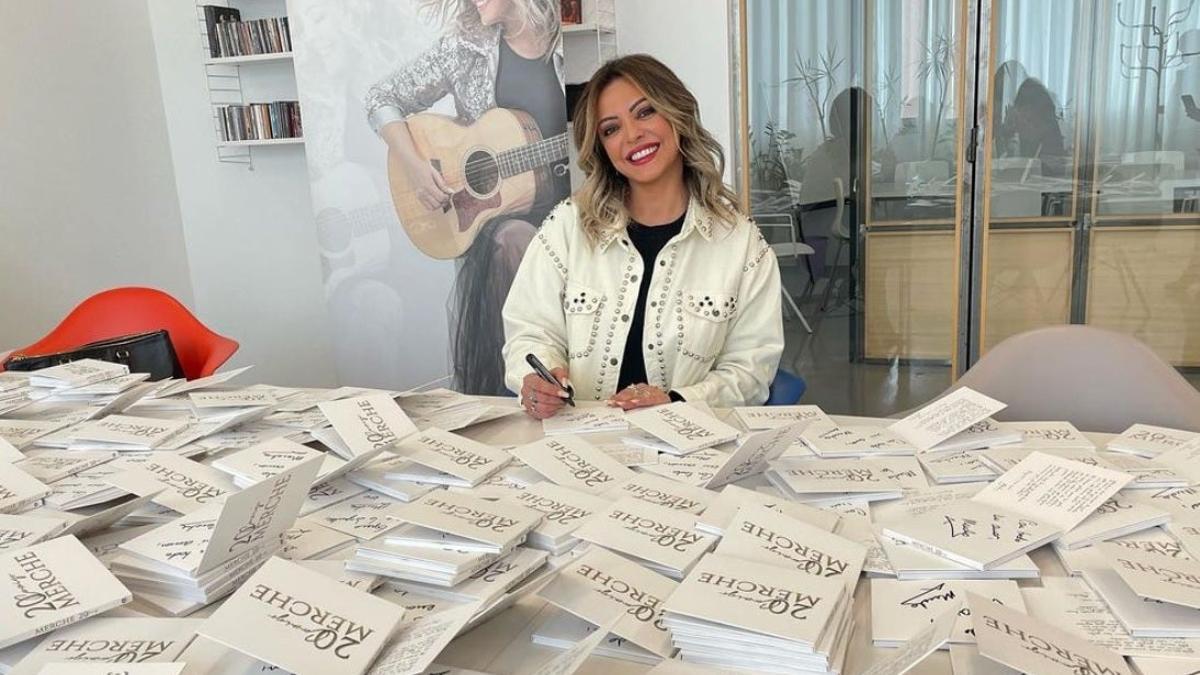 Merche firmando su nuevo disco en Instagram