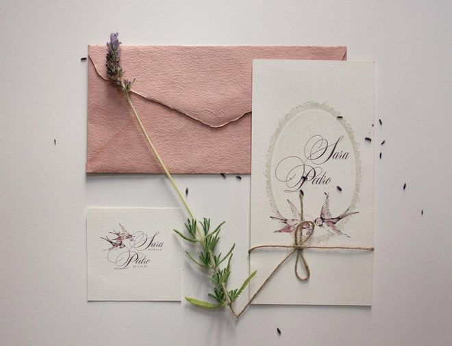 Invitaciones de boda con aire rústico: el empleo de papel reciclado es un clásico en este tipo de invitaciones