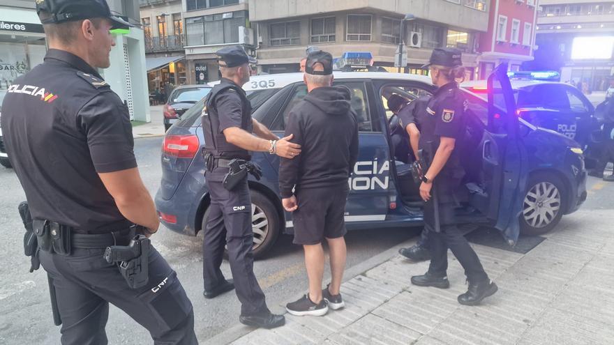 La Policía Nacional, con refuerzos caninos, apresa a dos hosteleros de Vilagarcía