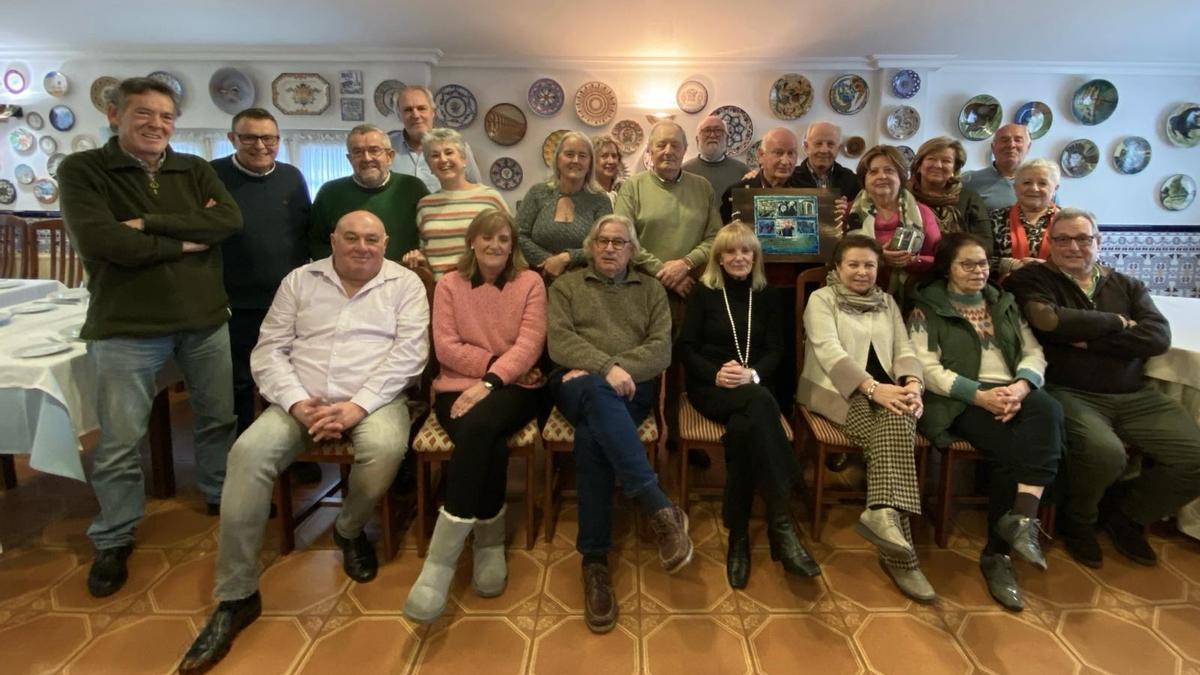 La directiva de la asociación &quot;Amigos de Cudillero&quot; en el homenaje.