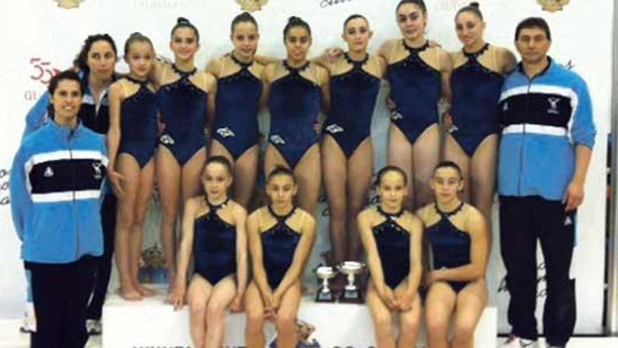 Las gimnastas del Xelska femenino absoluto y alevín posan con sus técnicos en Guadalajara.