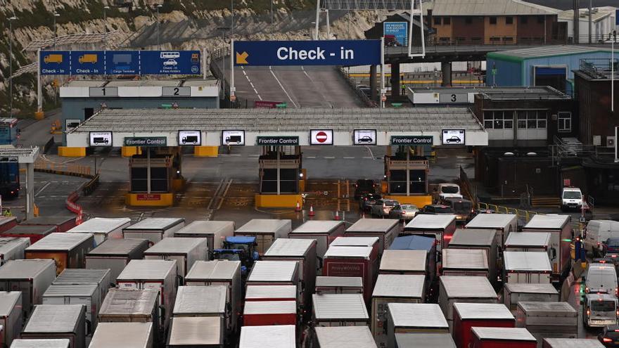 Camions aturats al pas fronterer de Dover, al Regne Unit en una imatge d&#039;arxiu