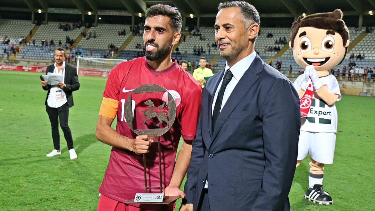 El presidente, Mohammed Al Suwaidi, con un jugador de la selección de Catar en un amistoso ante la Cultural en el Reino de León.