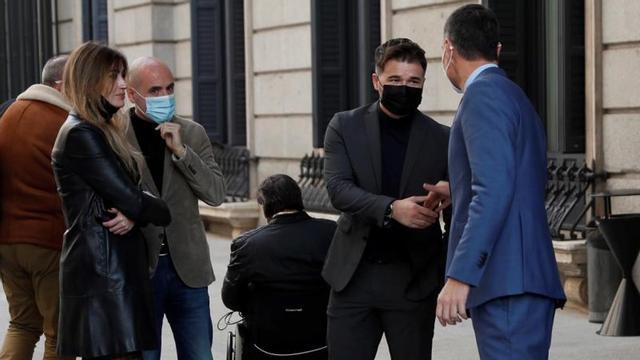 El presidente del Gobierno, Pedro Sánchez, agradece a Gabriel Rufián, portavoz de ERC, el apoyo de su grupo a la tramitación de los Presupuestos de 2022, este 4 de noviembre de 2021 en el patio del Congreso.