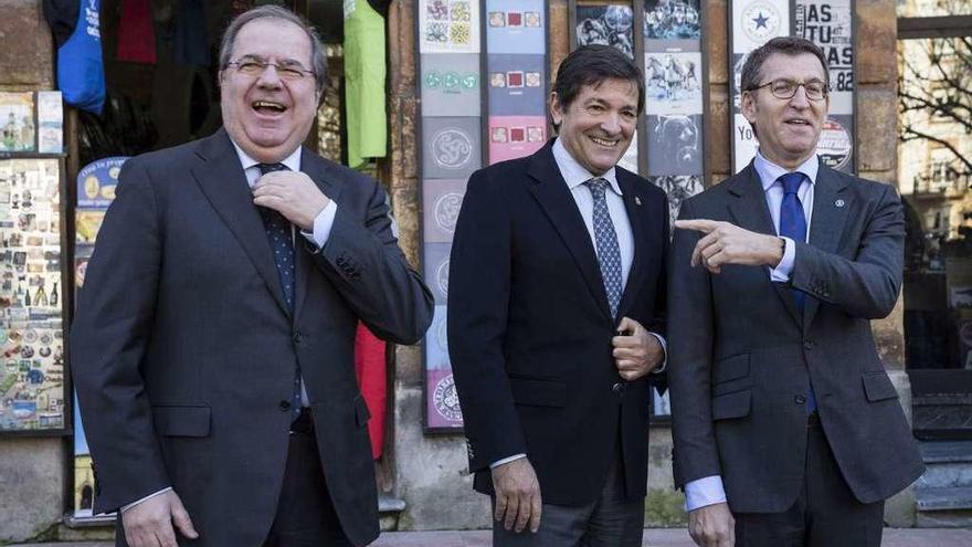 Herrera, Fernández y Feijóo exhibieron ayer su buena sintonía en el acto organizado en Oviedo.