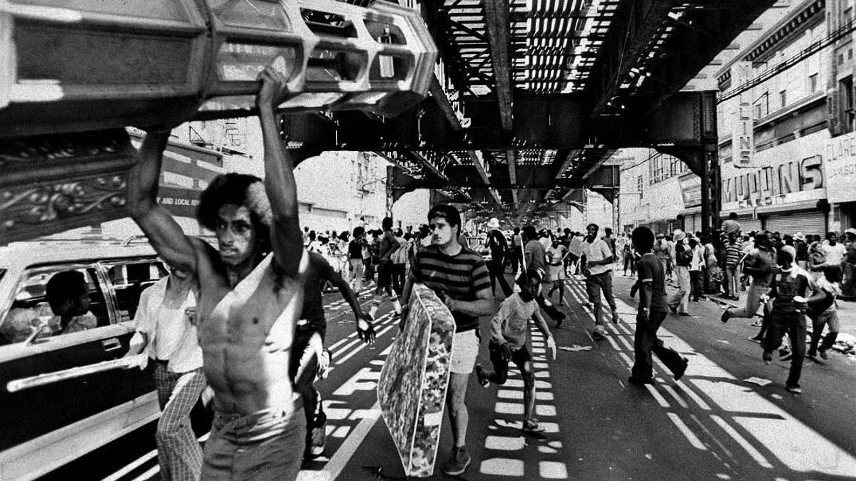 Saqueos de tiendas, de día, durante el apagón que sufrió Nueva York en 1977.